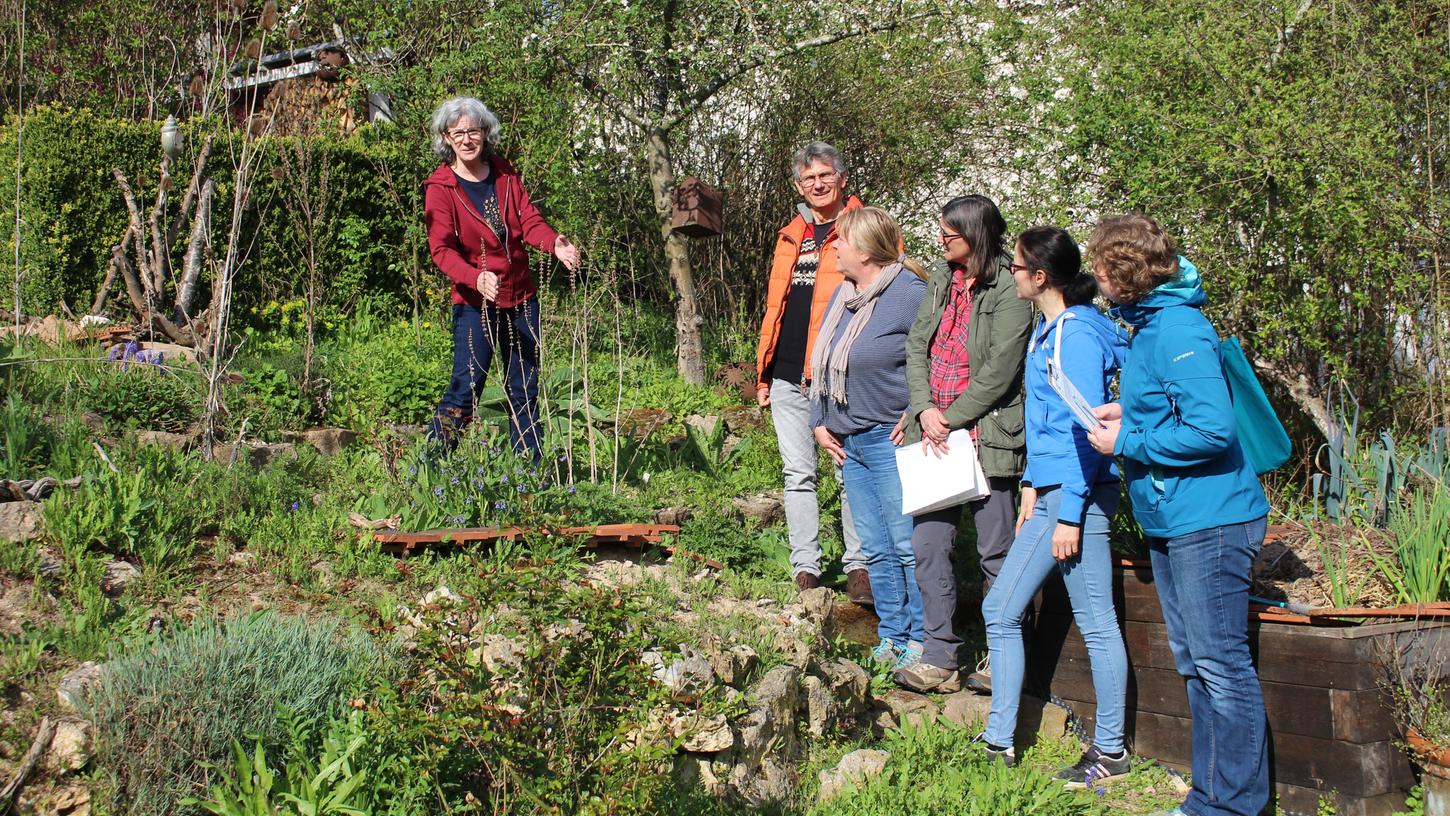 Das neue Team der Gartenjury übt im Garten von Heidi Seiss, Schriftführerin bei der LBV-Kreisgruppe