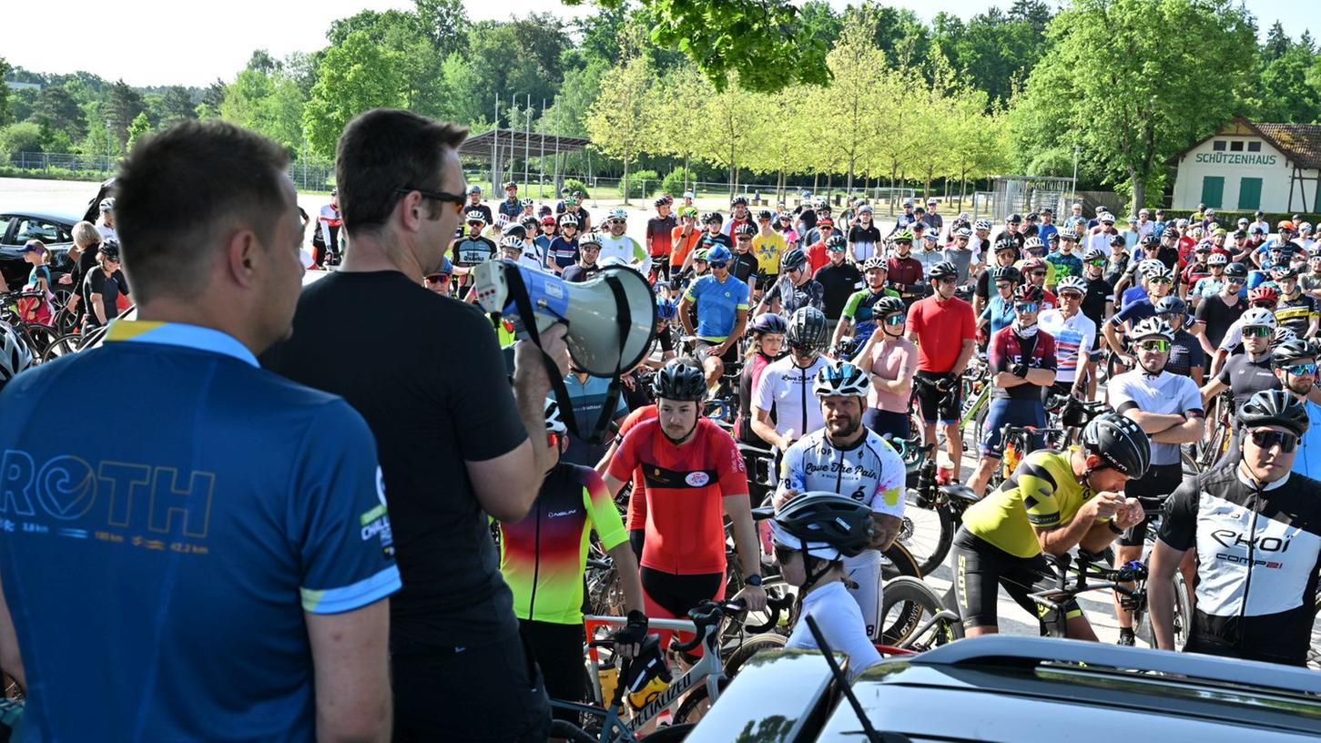 Da musste Mit-Organisator Matthias Fritsch schon zum Megaphon greifen, um beim Start am Rother Festplatz alle der rund 400 Radfahrer zu erreichen. Hinter ihm Challenge-Renndirektor Felix Walchshöfer.