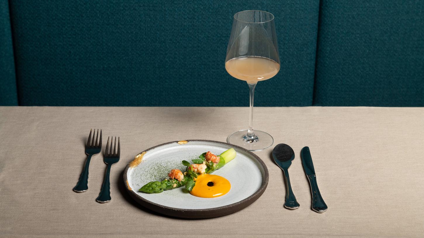 Zu Spargel passen nicht nur Schinken und Sauce Hollandaise, sondern auch Flusskrebse oder Haselnüsse – ein Schluck Sekt dazu macht das Geschmackserlebnis perfekt. 