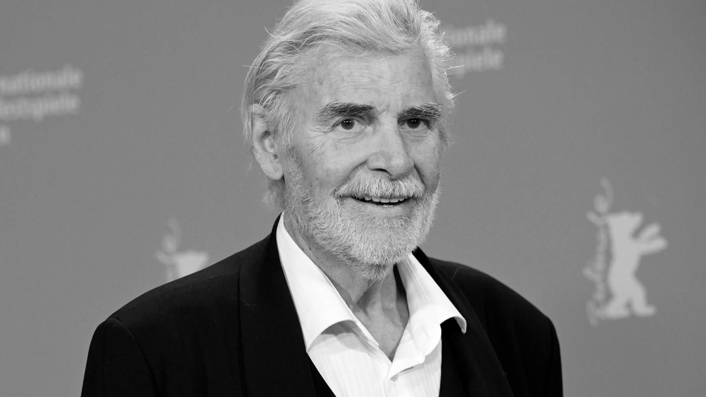 Der österreichische Schauspieler Peter Simonischek zeigt bei der Verleihung des 29. Europäischen Filmpreise seine Auszeichnung (2016).