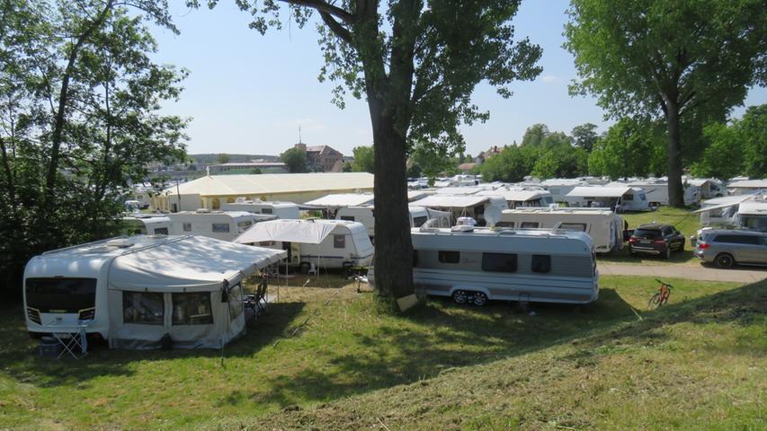 Zahlreiche Wohnwagen füllen derzeit den Festplatz an den Aischwiesen in Höchstadt. In der Mitte steht ein großes Zelt mit einem Kreuz an der Spitze.