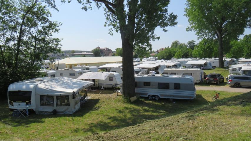 Zahlreiche Wohnwagen füllen derzeit den Festplatz an den Aischwiesen in Höchstadt. In der Mitte steht ein großes Zelt mit einem Kreuz an der Spitze. Zahlreiche Wohnwagen füllen derzeit den Festplatz an den Aischwiesen in Höchstadt. In der Mitte steht ein großes Zelt mit einem Kreuz an der Spitze.