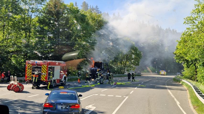 Der Polizeiinspektion Naila zufolge, befuhr ein 41-Jähriger gegen 8.45 Uhr mit dem Fahrzeug die Bundesstraße 173 zwischen Schwarzenbach am Wald und Kronach im Landkreis Hof.