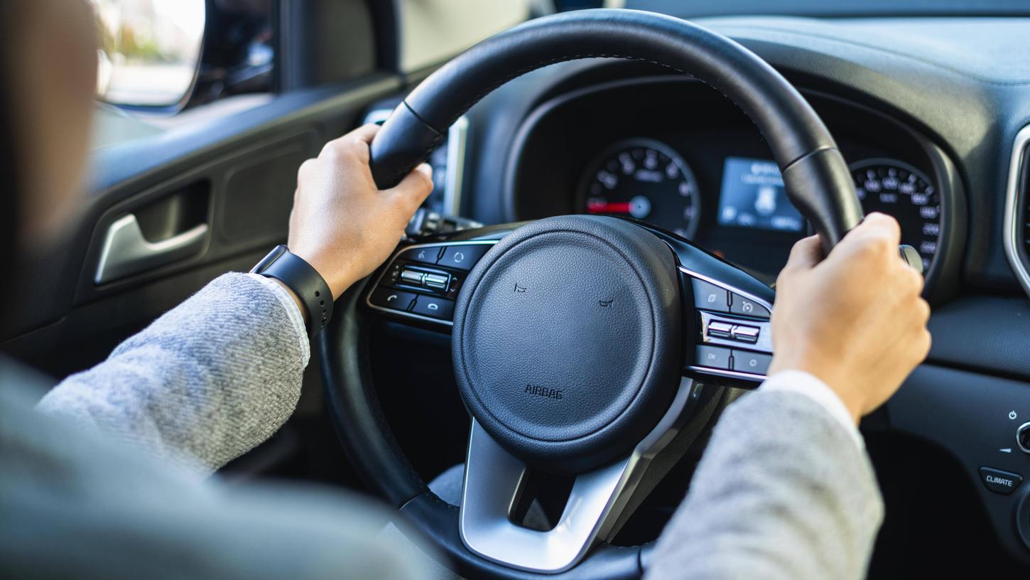Schreckmoment für eine Fahrerin mit ihrem Kind im Auto. (Symbolbild) Schreckmoment für eine Fahrerin mit ihrem Kind im Auto. (Symbolbild)