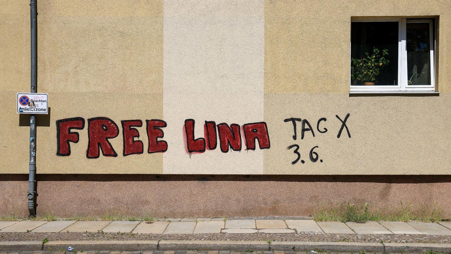 Ein Graffiti "Free Lina 3.6. Tag X" an einem Wohnhaus im Leipziger Süden. Die Polizei erwartet am Samstag den größten Einsatz seit zwei Jahren.