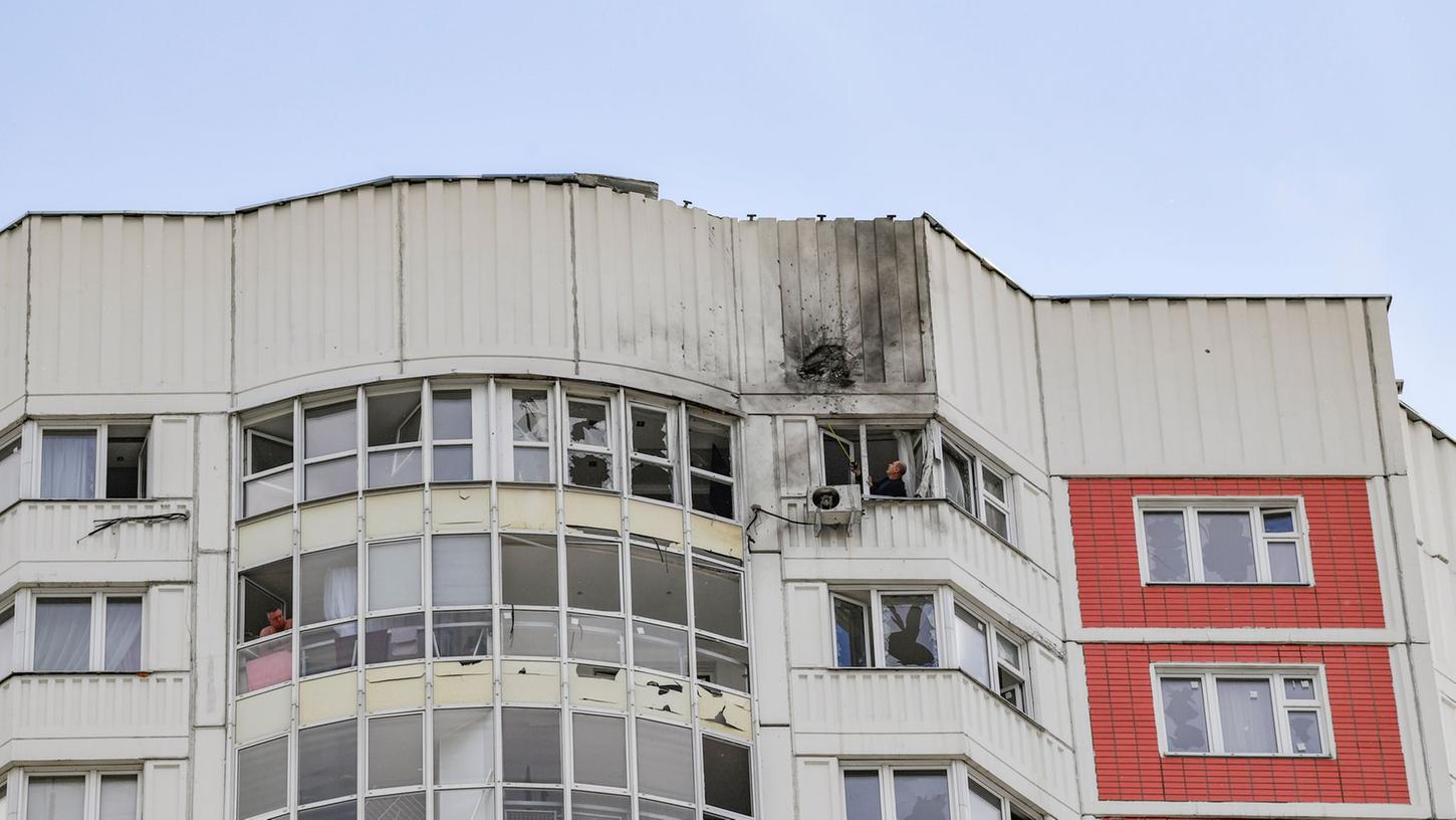 Russlands Hauptstadt Moskau ist Bürgermeister Sergej Sobjanin zufolge von mehreren Drohnen angegriffen worden. Russlands Hauptstadt Moskau ist Bürgermeister Sergej Sobjanin zufolge von mehreren Drohnen angegriffen worden.