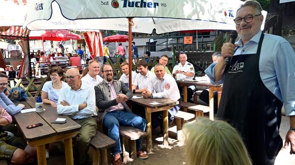 Das Halbzeit-Pressegespräch der Stadt Erlangen zur Zwischenbilanz der Erlanger Bergkirchweih am Tucherkeller mit den städtischen Verantwortlichen wie Referent Konrad Beugel und OB Florian Janik und Vertretern der Hilfsorganisationen wie Rettungsdienste und Feuerwehr.