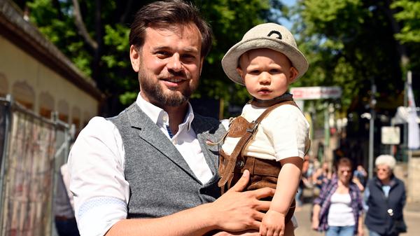 Chris Nowak hat für seinen 15 Monate alten Sohn Lucas extra eine Lederhose besorgt, wohlwissend, dass diese im nächsten Jahr bereits zu klein sein wird.