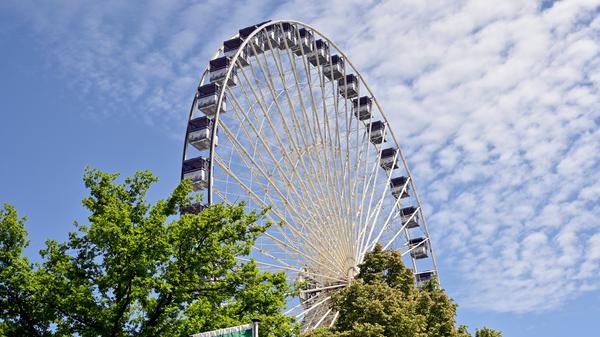 Erlangens Wahrzeichen zu Pfingsten: Das Bergkirchweih-Riesenrad.