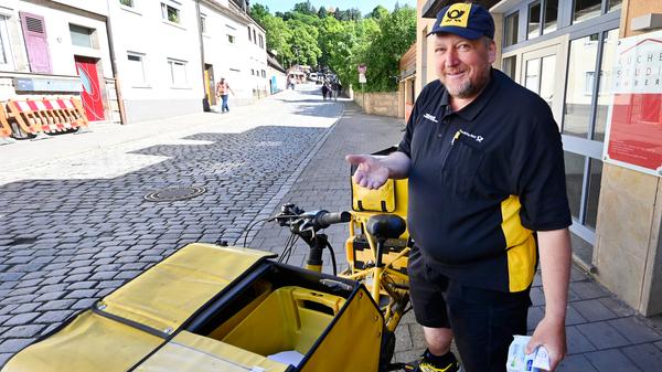 Und er kennt die besonderen Umstände während der Bergkirchweih, also vermüllte oder zerstörte Briefkästen oder nicht zugängliche Grundstücke. Aber für alles gibt es eine Lösung