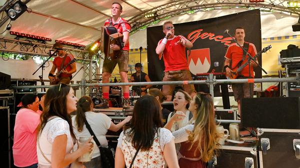 "Die Gerchli" sorgen am Erich-Keller für Stimmung.