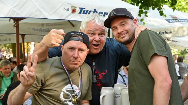 Sportlegenden am Berg: Der Weisendorfer Erfolgstrainer Bernd Fuchsbacher, Handball-Urgestein Gerald "Gerry" Rothberger und Tor-Maschine Tom Jäckle, der gerade mit seiner Mannschaft in die Landesliga aufgestiegen ist und sich dabei - natürlich - den Titel des Torschützenkönigs gesichert hat.