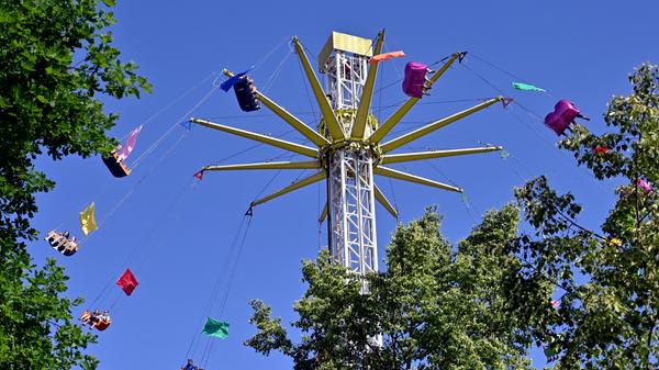Auf 55 Meter Höhe drehen sich die Fahrgäste des Sky Dance im Kreis.