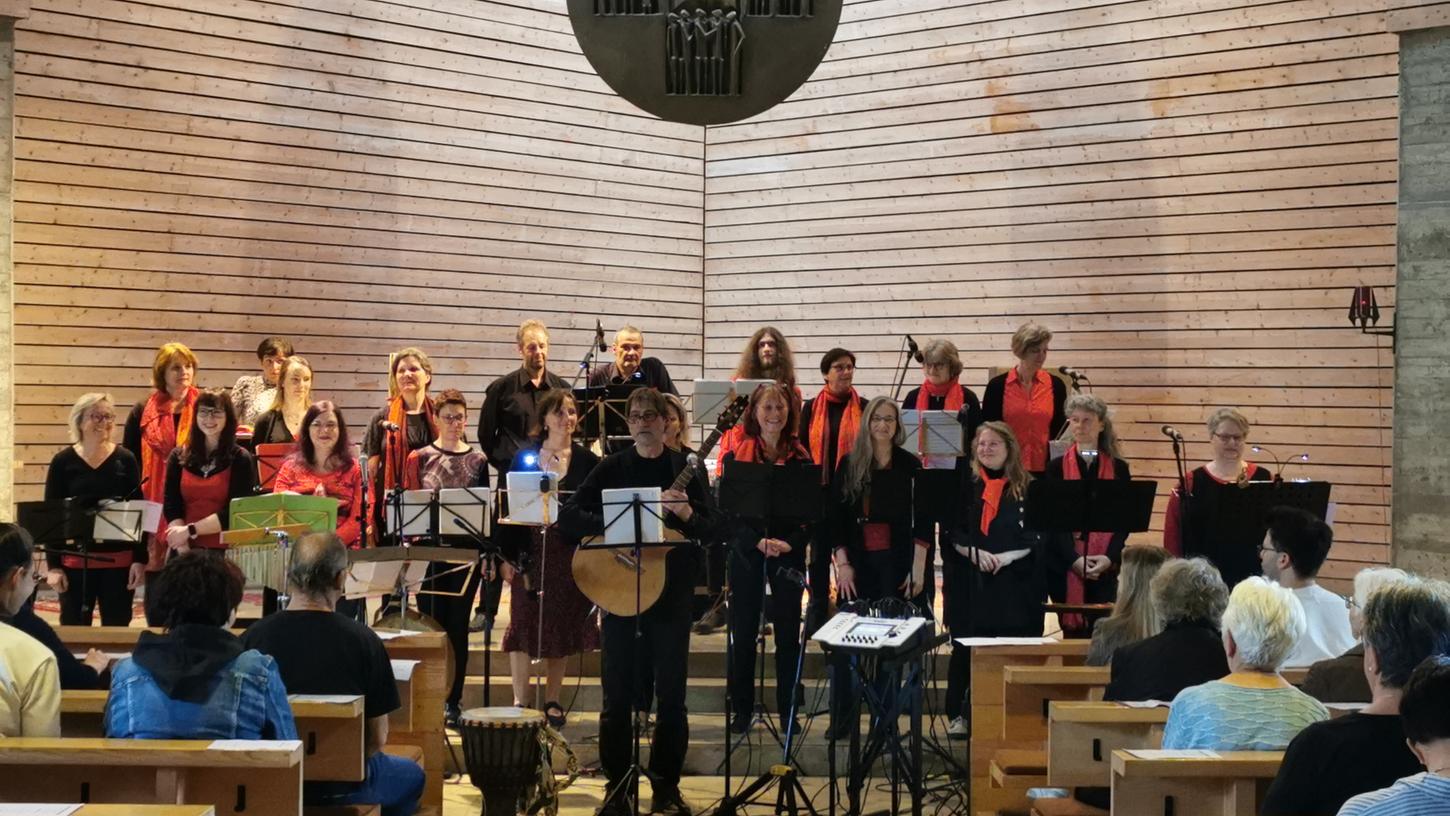 Der Gospelchor Crossover begeisterte mit einem Konzert in der Happurger Kirche sowohl Sänger als auch Publikum. Der Gospelchor Crossover begeisterte mit einem Konzert in der Happurger Kirche sowohl Sänger als auch Publikum.