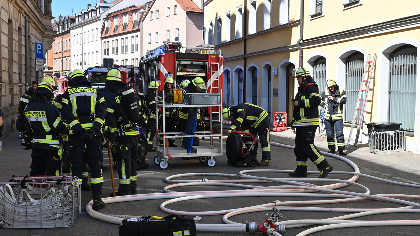 Weil ein Feuer in einer Tiefgarage an der Stubenlohstraße gemeldet worden war, waren Feuerwehr, Polizei und Rettungsdienst im Großeinsatz.