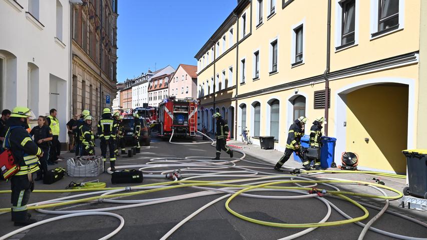 Die Stubenlohstraße wurde wegen des vermeintlichen Feuers komplett gesperrt auch auf der Luitpoldstraße kam es wegen der zahlreichen dort geparkten Einsatzfahrzeuge zu Verkehrsbehinderungen.