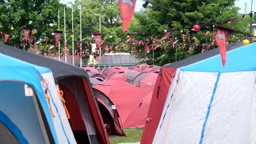 Auf den verschiedenen Campingplätzen der Festival-Stadt gibt es Zelte in allen Preiskategorien. Das günstigste ist das Ein-Personen-Zelt für 350 Euro. Das teuerste, in das etwa drei Personen hineinpassen und das bereits ausgestattet ist, kostet 780 Euro. Alle fertig aufgebauten Zelte sind schon lange ausgebucht. 