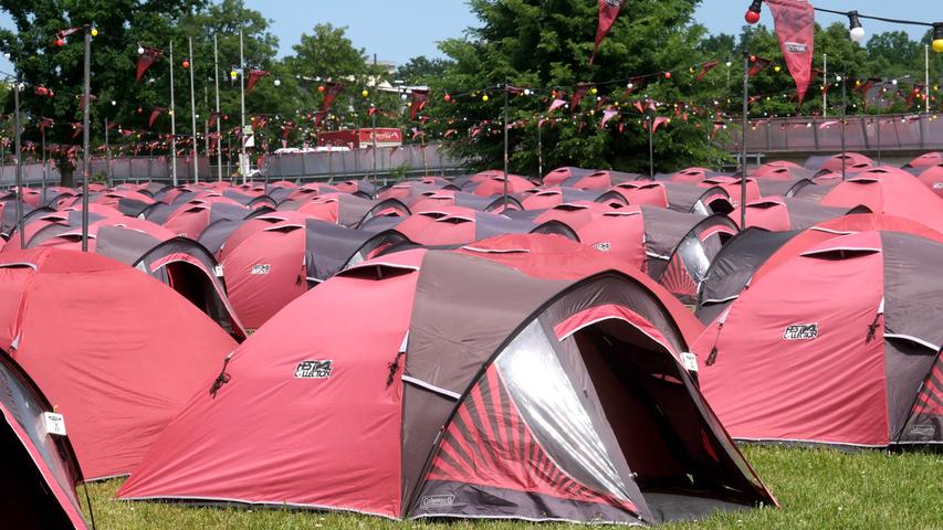 Die fertigen Zelte stehen dicht an dicht. 