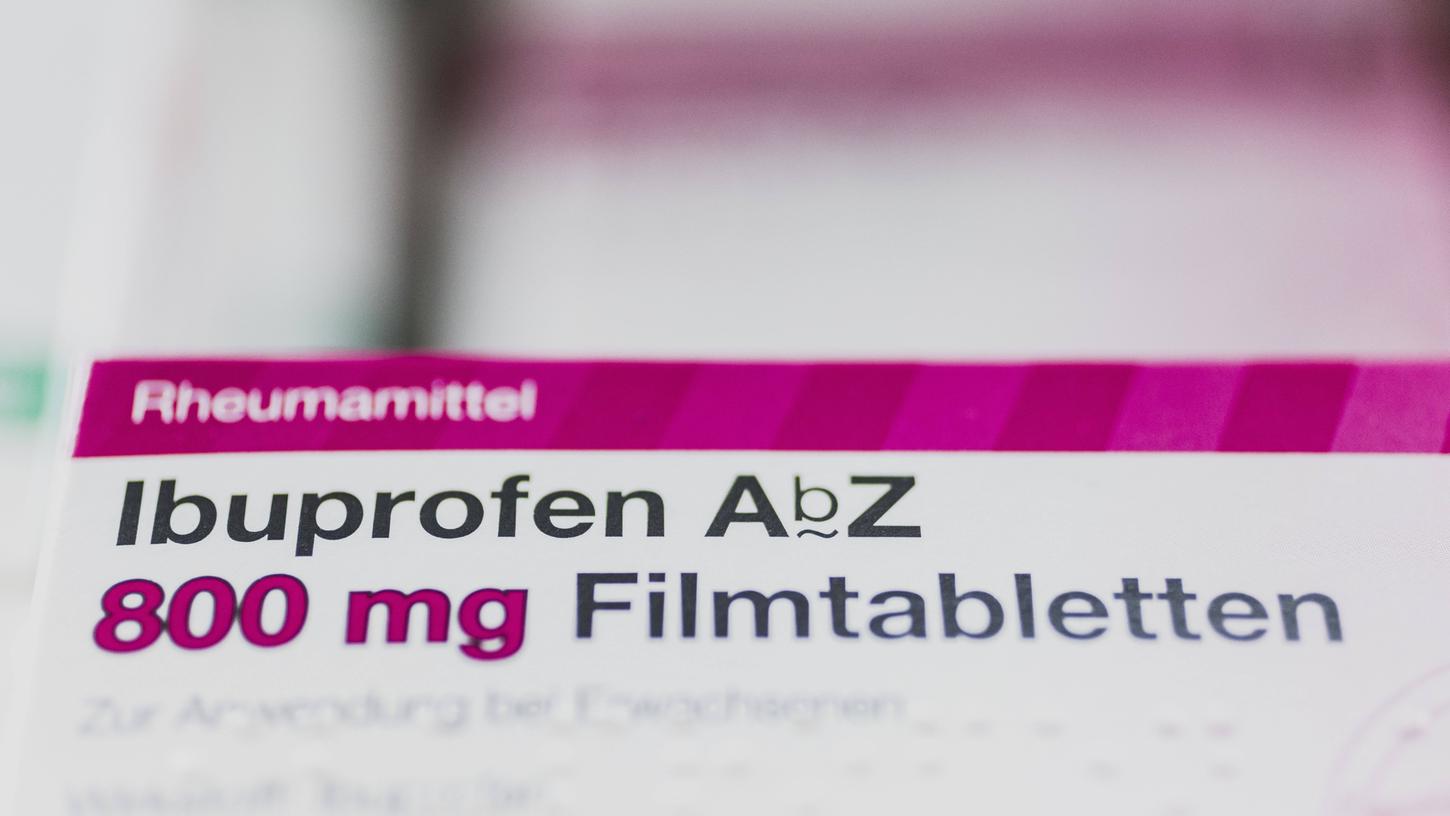 Ibuprofen hilft bei der Linderung von Schmerzen, Entzündungen und Fieber - hohe Dosierungen wie diese sind verschreibungspflichtig.