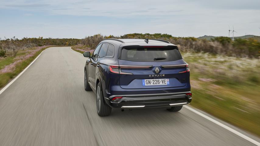 Teilelektrifiziert: Der Espace nutzt einen Vollhybridantrieb mit 146 kW/199 PS Systemleistung. Teilelektrifiziert: Der Espace nutzt einen Vollhybridantrieb mit 146 kW/199 PS Systemleistung.