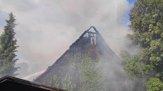 Dichte Rauchwolke: Scheune im Landkreis Roth in Vollbrand - Stundenlange Löscharbeiten