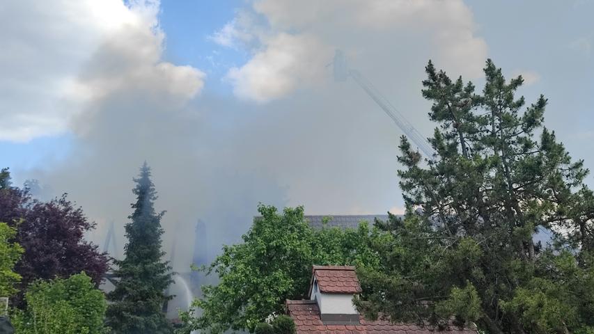 Am Dienstagnachmittag kam es in Kleinschwarzenlohe (Landkreis Roth) zum Brand einer Scheune.