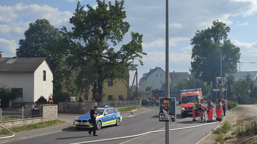 Scheune brennt nieder - Großaufgebot der Feuerwehren im Landkreis Roth im Einsatz