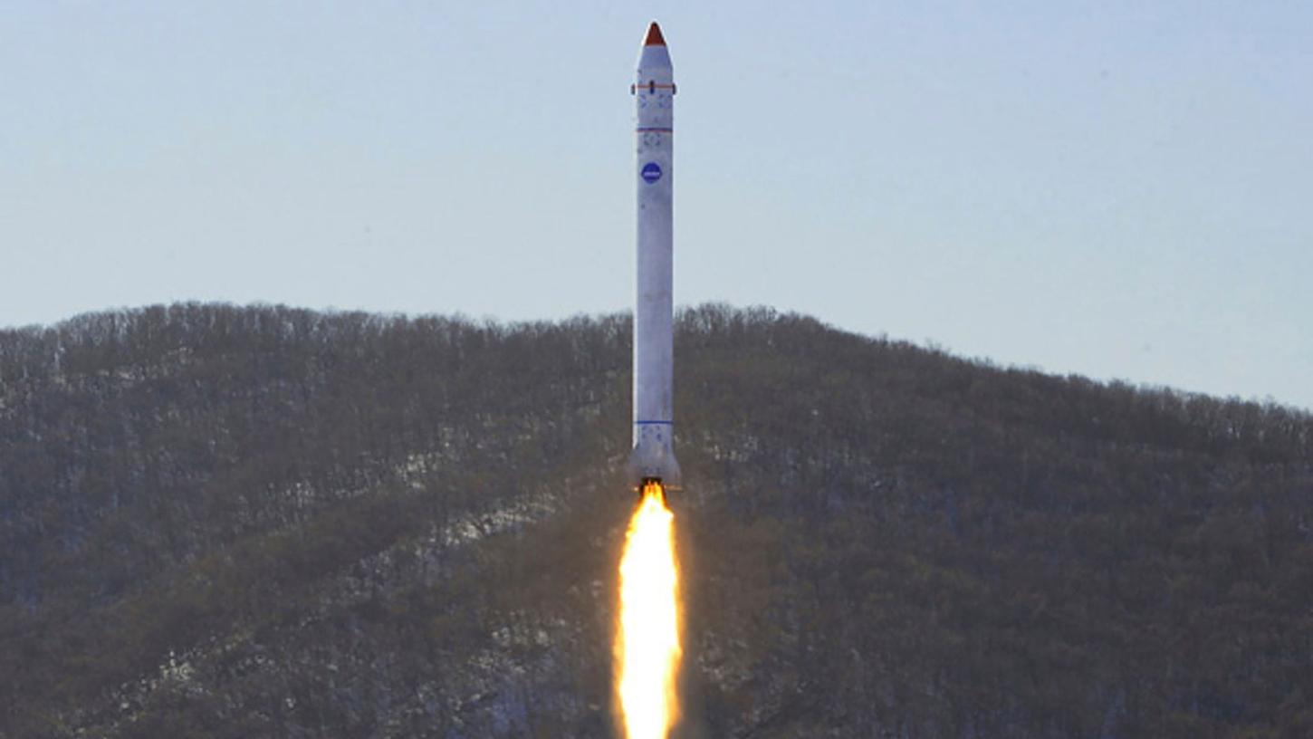 Dieses Foto zeigt angeblich den Test einer Rakete mit einem Testsatelliten auf dem Sohae-Satellitenstartplatz in Nordkorea. Das Bild wurde von der staatlichen Nachrichtenagentur KCNA zur Verfügung gestellt, sein Inhalt kann nicht unabhängig verifiziert werden.