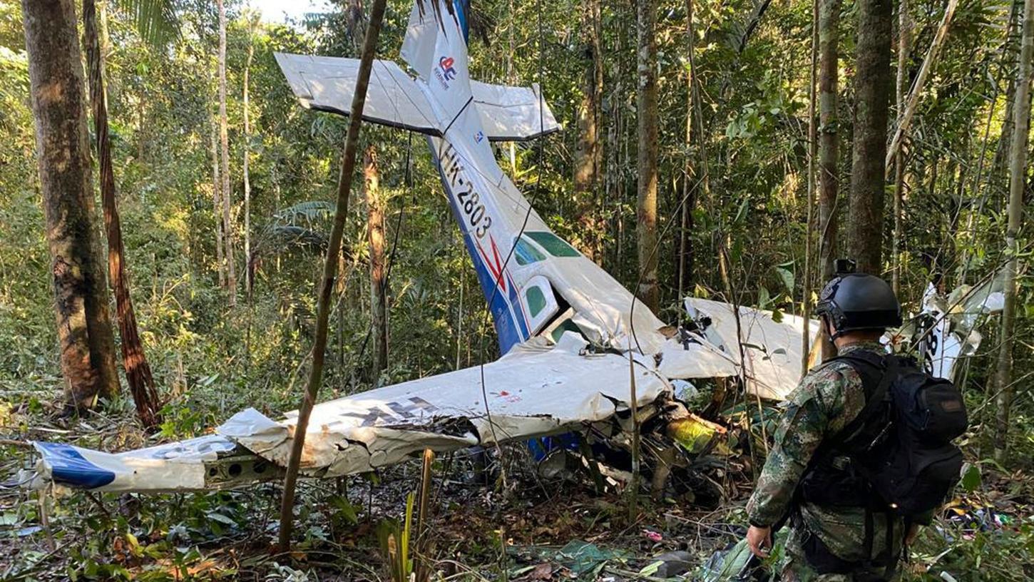 Das Wrack der abgestürzten Cessna C206 im Regenwald im kolumbianischen Bundesstaat Caqueta.