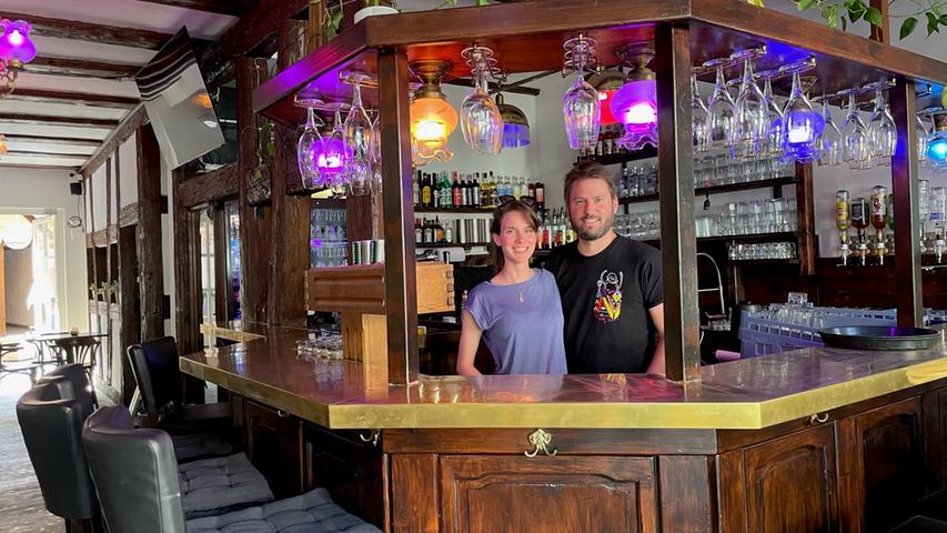 Das Ehepaar Sophie und Tobias Weinmann wird immer wieder hinter dem Tresen der Schüssel zu finden sein. Das Ehepaar Sophie und Tobias Weinmann wird immer wieder hinter dem Tresen der Schüssel zu finden sein.