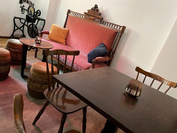 Im "Nebenzimmer" können sich kleine Gruppen oder auch Stammtische zusammensetzen. Im "Nebenzimmer" können sich kleine Gruppen oder auch Stammtische zusammensetzen.