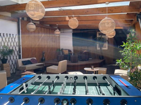 Plaudern, etwas trinken und ne Runde Kickern sowie immer wieder auch Sport-Events gemeinsam schauen ist in der Schüssel möglich. Plaudern, etwas trinken und ne Runde Kickern sowie immer wieder auch Sport-Events gemeinsam schauen ist in der Schüssel möglich.