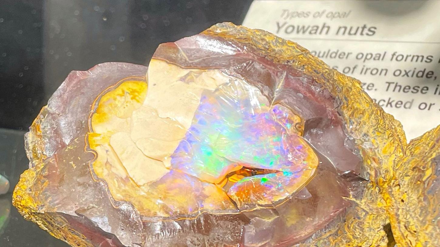 Opale werden in der Regel zu Schmuck verarbeitet. So sieht der Stein unbearbeitet aus.