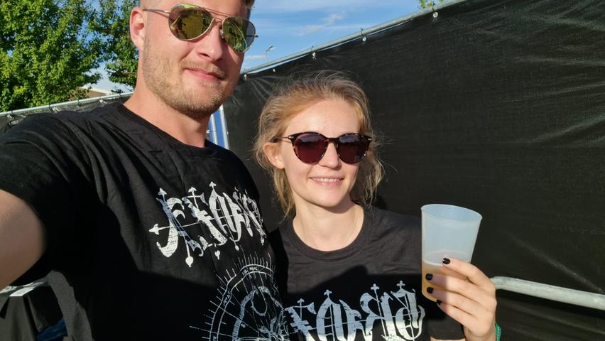 Was es neben guter Musik für ein tolles Festival braucht? Drinks, Sonnenbrille, gute Freunde! Was es neben guter Musik für ein tolles Festival braucht? Drinks, Sonnenbrille, gute Freunde!