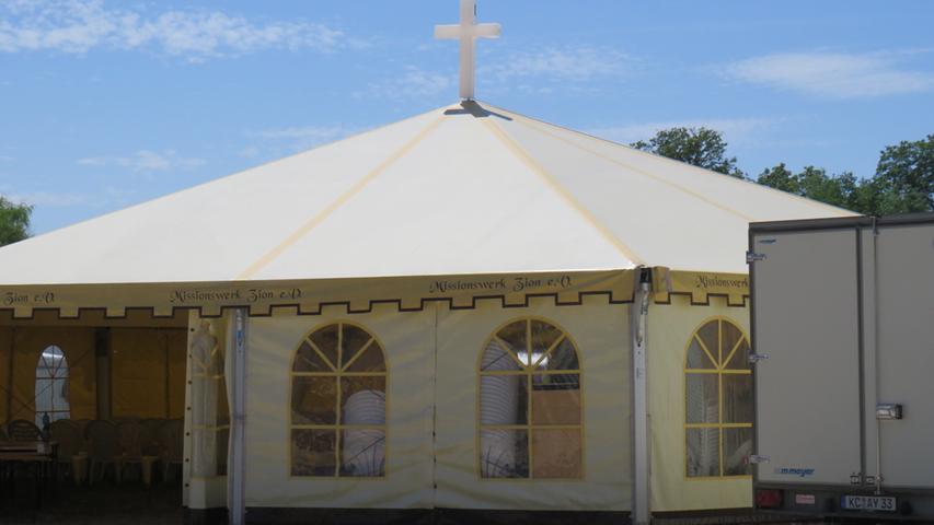 Mittendrin hat die Glaubensgemeinschaft eine Art "Zeltkirche" errichtet. Mittendrin hat die Glaubensgemeinschaft eine Art "Zeltkirche" errichtet.
