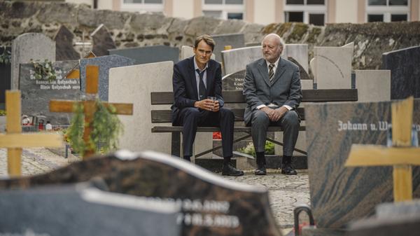 Doch zur Predigt kommt es nicht. Kurz vor dem Gottesdienst wird Borchert in der Sakristei ermordet aufgefunden. Auf dem Friedhof muss Voss außerdem erfahren, dass Toni sich vor zwei Jahren das Leben genommen hat.