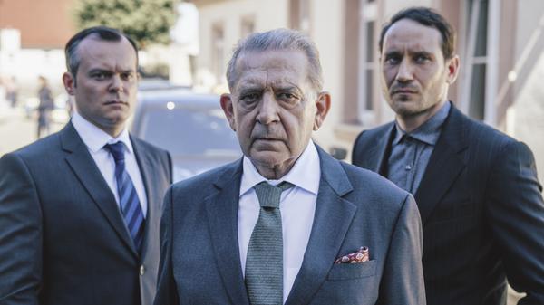 Bei seinen Recherchen auf dem Land erfährt Voss mehr über Tonis wohlhabende Familie. Vater Hentschel (André Jung, m) ist Großindustrieller und führt die Geschäfte mit harter Hand.