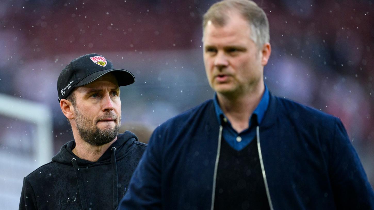 Müssen den Weg in die Relegation antreten: Stuttgarts Trainer Sebastian Hoeneß (l) und  Sportdirektor Fabian Wohlgemuth (r).