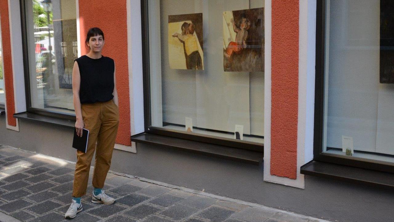 Die Hersbrucker Künstlerin Alena Scharrer vor dem Kunstfenster der  Raiffeisenbank.