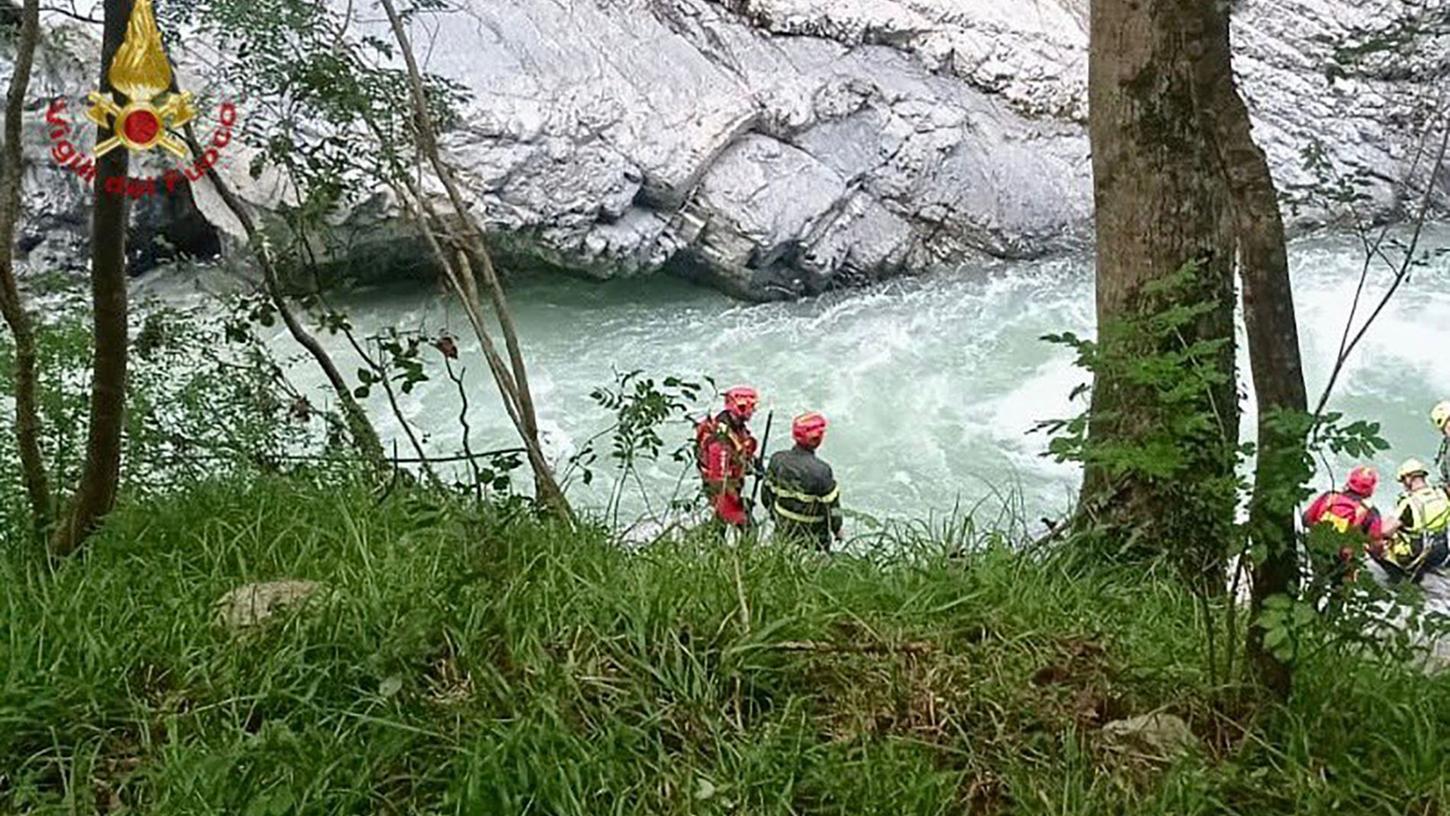 Einsatzkräfte der Feuerwehr und der Bergrettung haben die Teenagerin tot geborgen.