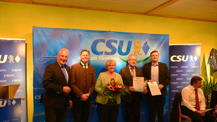 Für ihre treue Mitgliedschaft gab es einige Ehrennadeln. Für ihre treue Mitgliedschaft gab es einige Ehrennadeln.