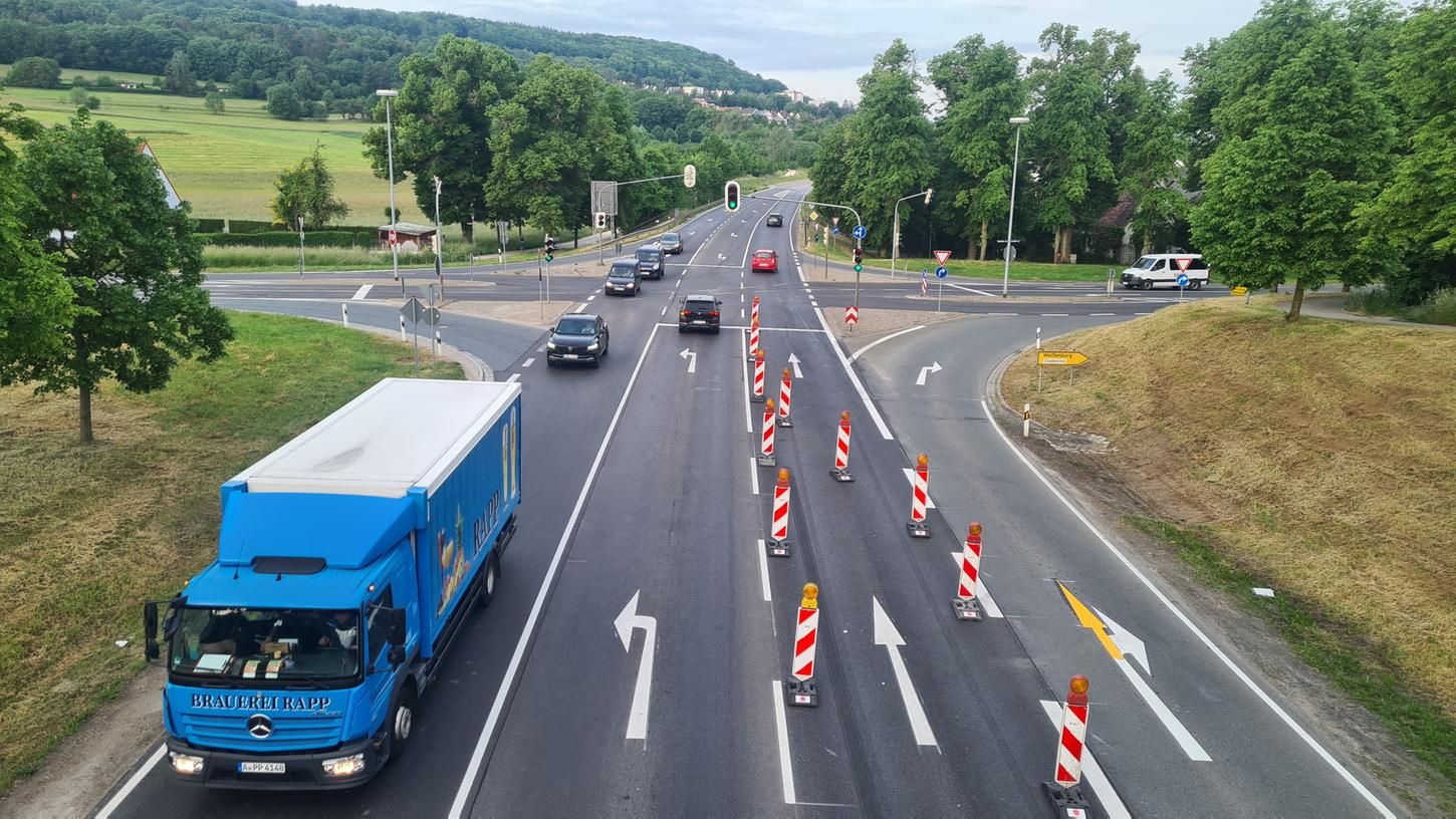 Der gesperrte Streifen soll Auswärtige auf die Umleitung hinweisen. Verkehrsteilnehmer mit einem Ziel vor Schambach müssen sich vorbeischlängeln.