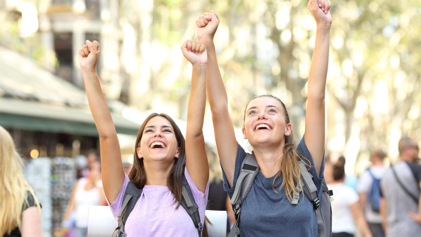 Auf in die Welt! Die Jugend Information berät junge Leute aus Nürnberg und der Region, welche Möglichkeiten es gibt. Auf in die Welt! Die Jugend Information berät junge Leute aus Nürnberg und der Region, welche Möglichkeiten es gibt.