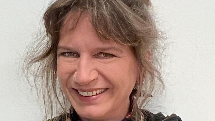 Eva Marenda, Leiterin der Jugend Information Nürnberg vom Kreisjugendring, berät reisefreudige junge Leute. Eva Marenda, Leiterin der Jugend Information Nürnberg vom Kreisjugendring, berät reisefreudige junge Leute.