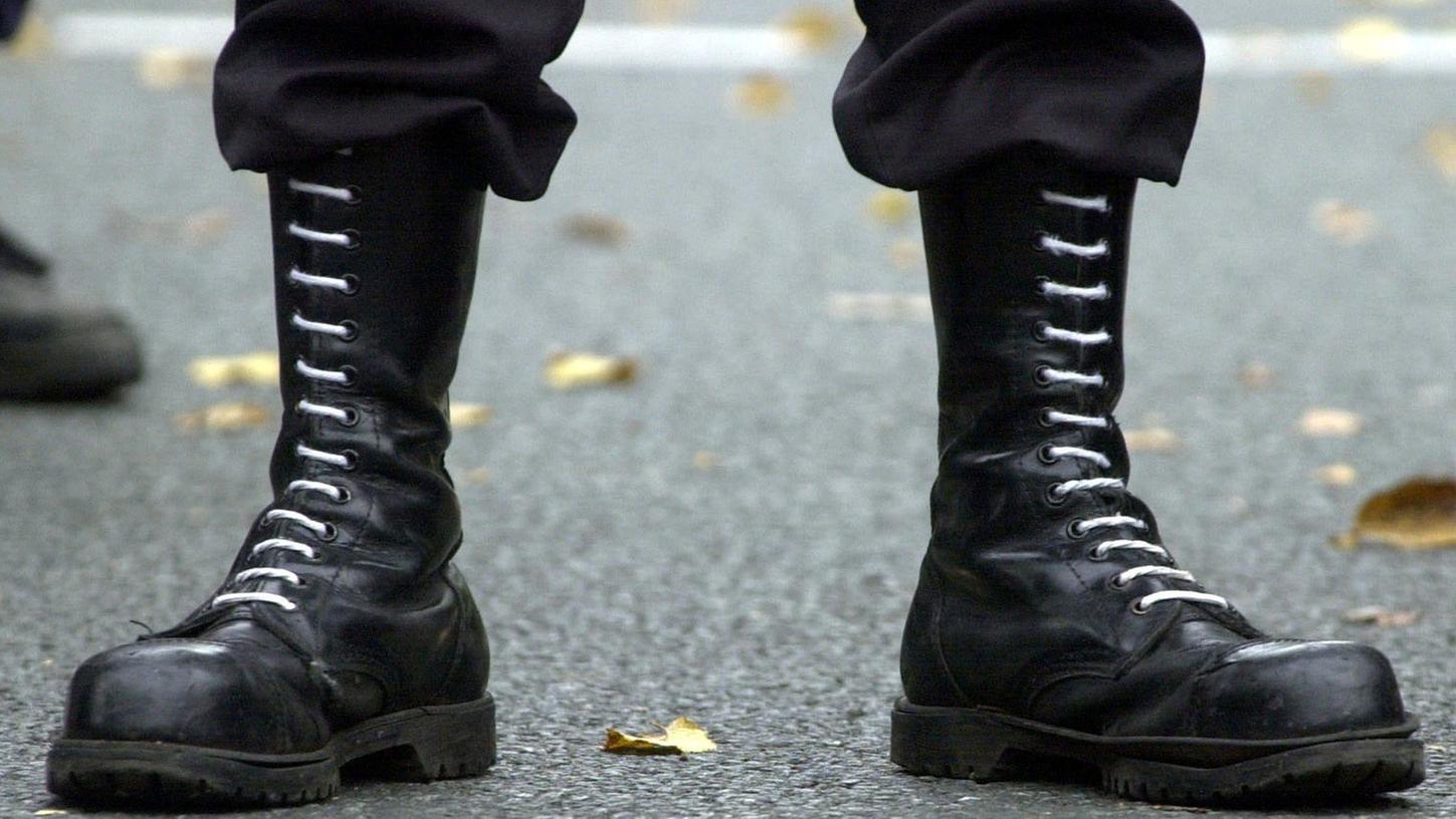 Symbolbild: Springerstiefel eines Teilnehmers einer Demonstration der rechten Szene. Symbolbild: Springerstiefel eines Teilnehmers einer Demonstration der rechten Szene.