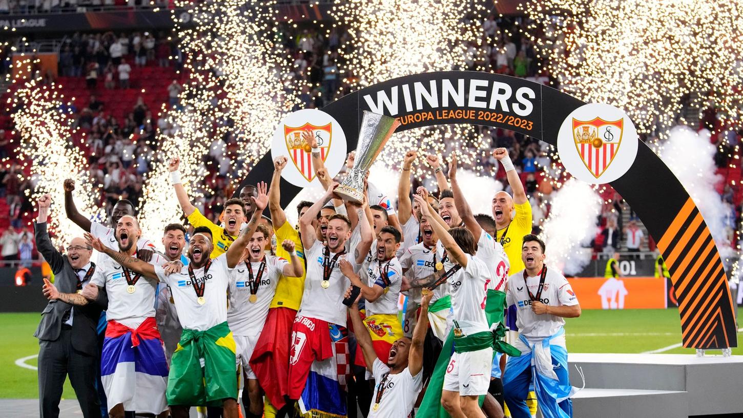 Sevillas Mannschaftskapitän Ivan Rakitic hält nach dem Sieg den Pokal in die Höhe.