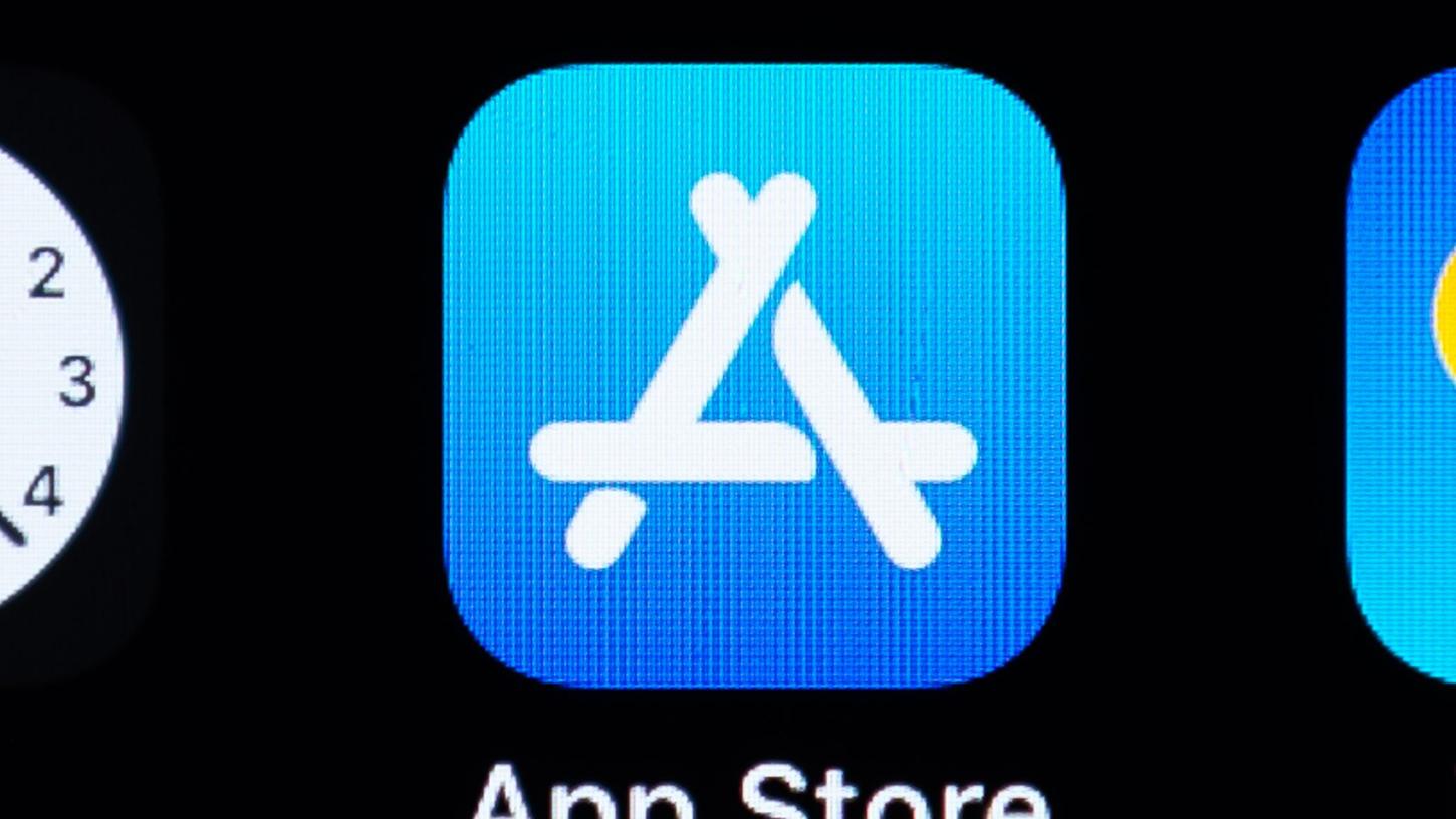 Das Logo des App-Store ist auf dem Bildschirm eines iPhones zu sehen.