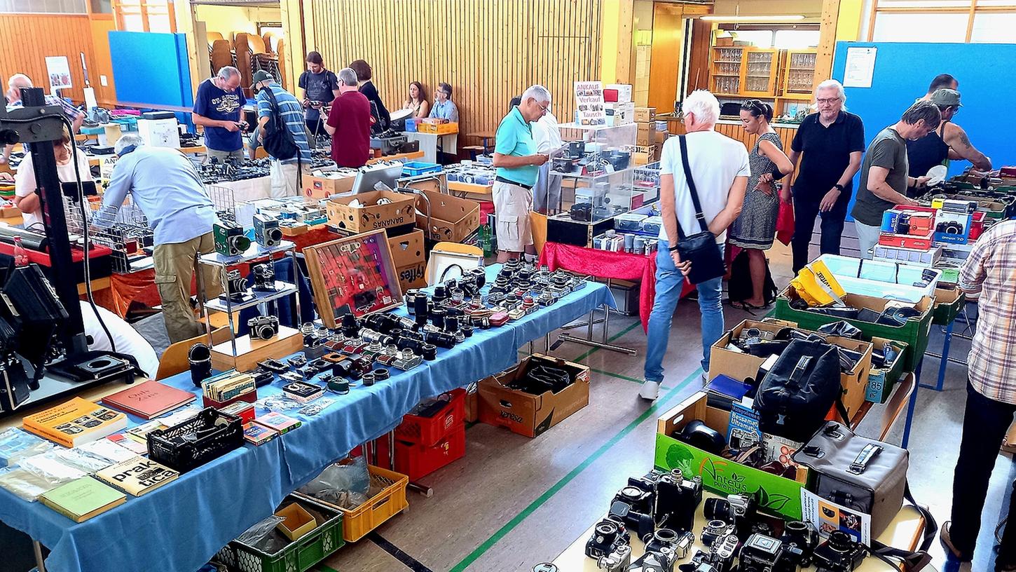 Die Plecher Foto- und Filmbörse eine Woche nach Pfingsten hat sich schon einen festen Platz im europäischen Börsenkalender gesichert. In diesem Jahr findet die seitens der Anbieter bereits ausgebuchte Veranstaltung am Sonntag, 4. Juni, von 10 bis 15 Uhr in der Plecher Mehrzweckhalle direkt neben dem Deutschen Kameramuseum statt. Einen Vorgeschmack vermittelt dieses Archivbild aus dem vergangenen Jahr. Die Plecher Foto- und Filmbörse eine Woche nach Pfingsten hat sich schon einen festen Platz im europäischen Börsenkalender gesichert. In diesem Jahr findet die seitens der Anbieter bereits ausgebuchte Veranstaltung am Sonntag, 4. Juni, von 10 bis 15 Uhr in der Plecher Mehrzweckhalle direkt neben dem Deutschen Kameramuseum statt. Einen Vorgeschmack vermittelt dieses Archivbild aus dem vergangenen Jahr.