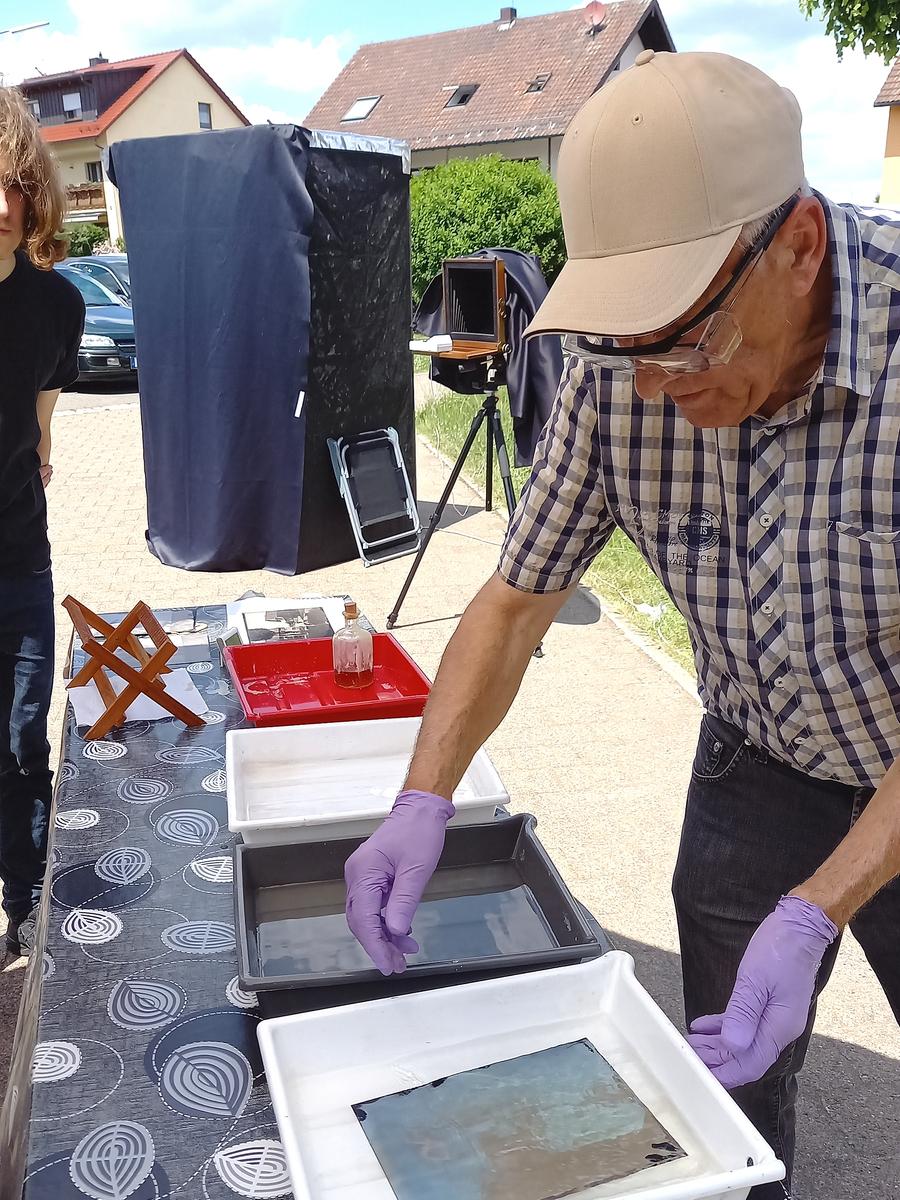 In diesem Jahr besteht zum Börsensonntag die Möglichkeit, sich von dem Bayreuther Nass-Kollodium-Spezialisten Friedrich Müller vor dem Museum in dieser antiken Fototechnik porträtieren zu lassen. In diesem Jahr besteht zum Börsensonntag die Möglichkeit, sich von dem Bayreuther Nass-Kollodium-Spezialisten Friedrich Müller vor dem Museum in dieser antiken Fototechnik porträtieren zu lassen.