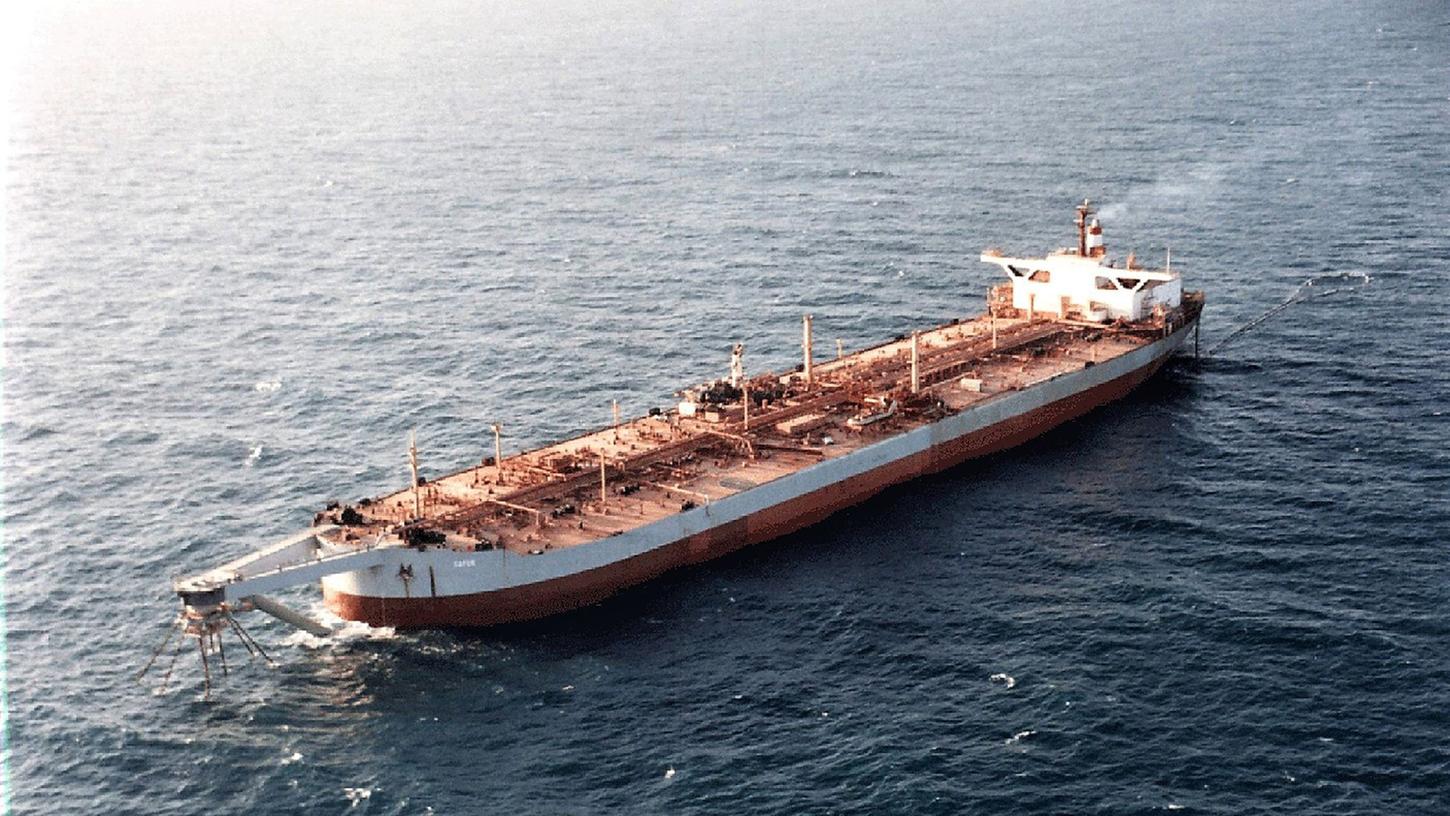 Der verwahrloste Öltanker "Safer" liegt seit Jahren vor der Küste.